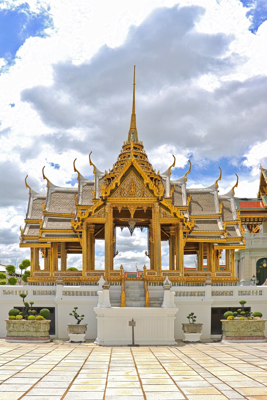 อาภรณ์ภิโมกข์ปราสาท