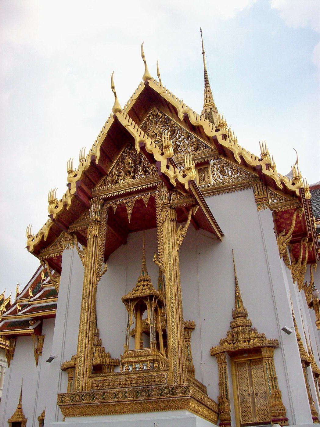 พระที่นั่งดุสิตมหาปราสาท: มุขด้านเหนือมีบุษบกมาลา จั่วซ้อนชั้น