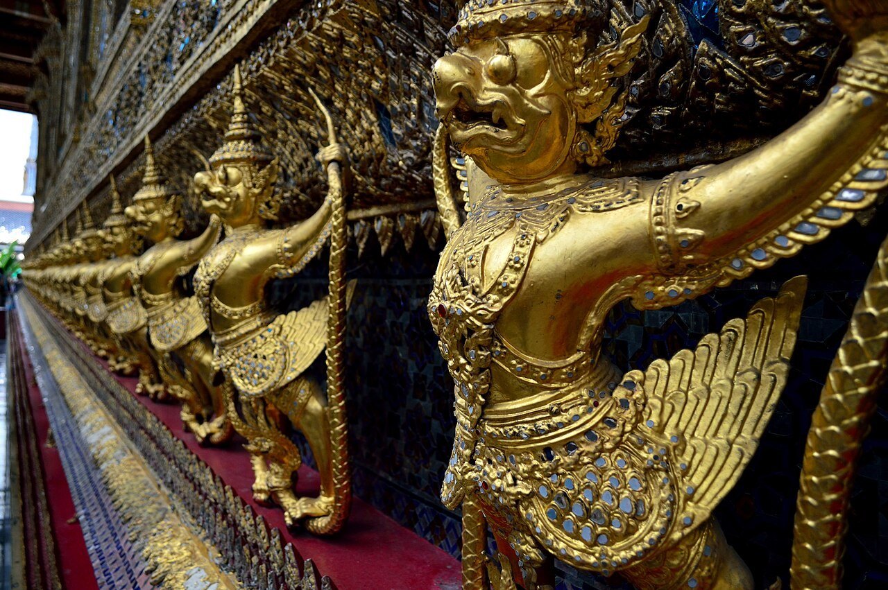 ครุฑยุดนาคเรียงรอบฐานพระอุโบสถวัดพระแก้ว