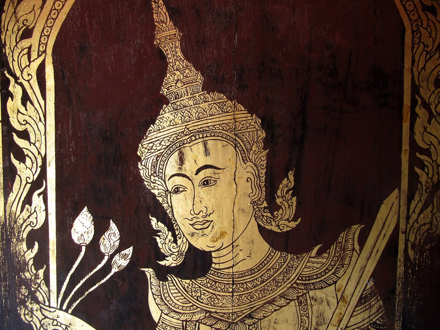 ลายรดน้ำบานประตู วัดพระธาตุดอยสุเทพ: กรอบกระหนกเปลวล้อมเทวดา