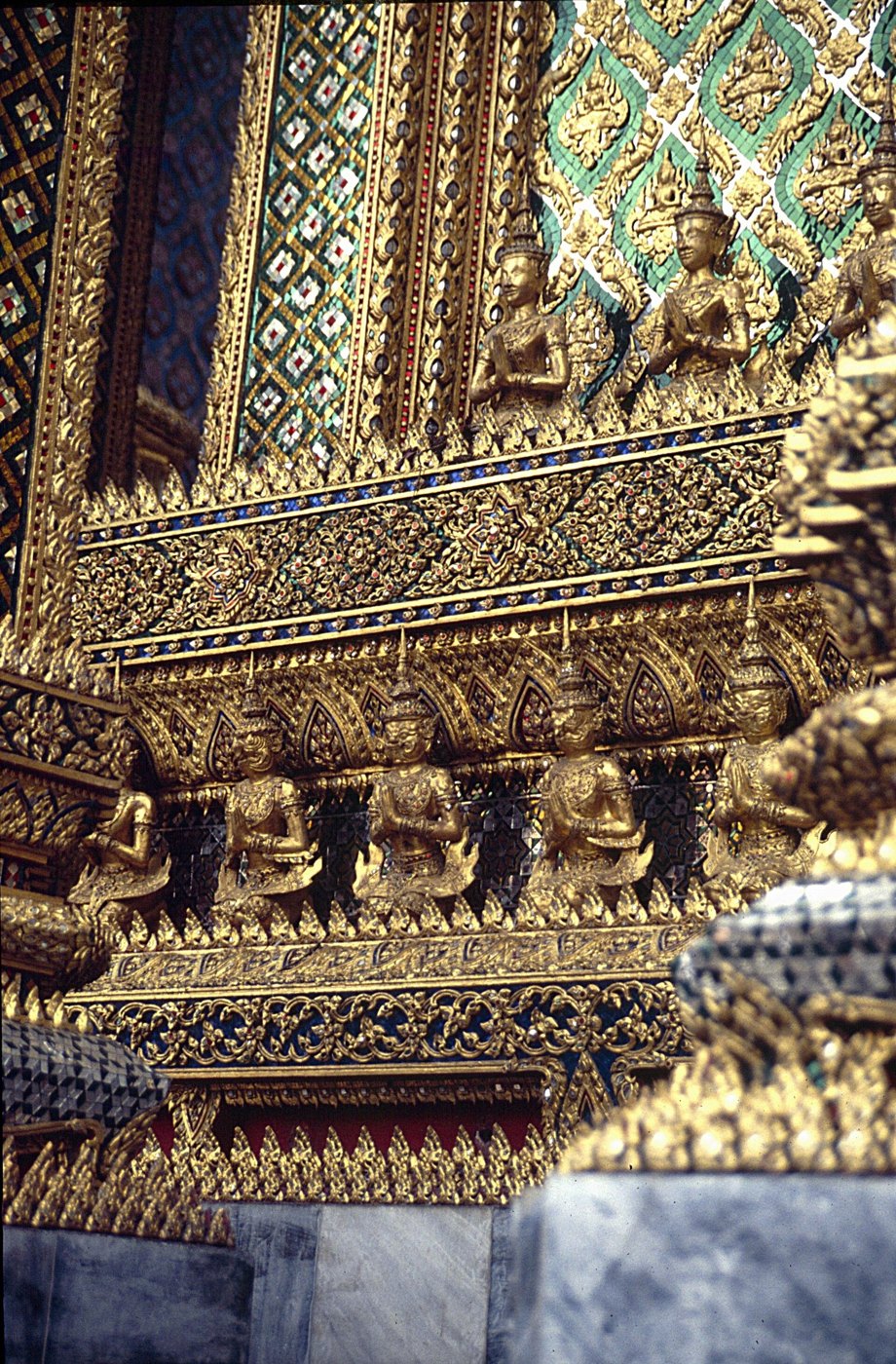 ฐานพระมณฑปวัดพระแก้ว: ครุฑและอสูรเรียงรอบฐาน (ฐานแบกแบบหนึ่ง)