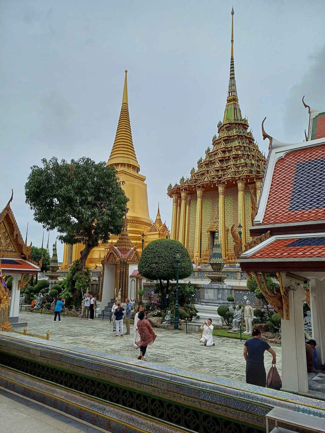 ยอดพระมณฑปวัดพระแก้ว: เส้นรอบนอกโค้งแอ่นแบบทรงจอมแห