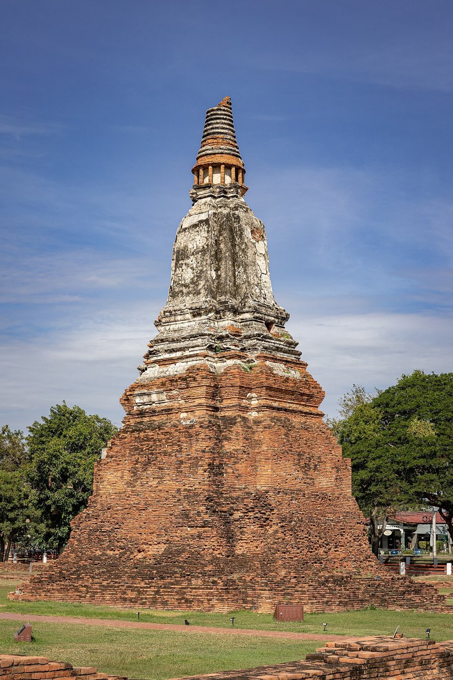 เจดีย์เหลี่ยมย่อมุมไม้สิบสอง ข้างพระอุโบสถวัดไชยวัฒนาราม อยุธยา