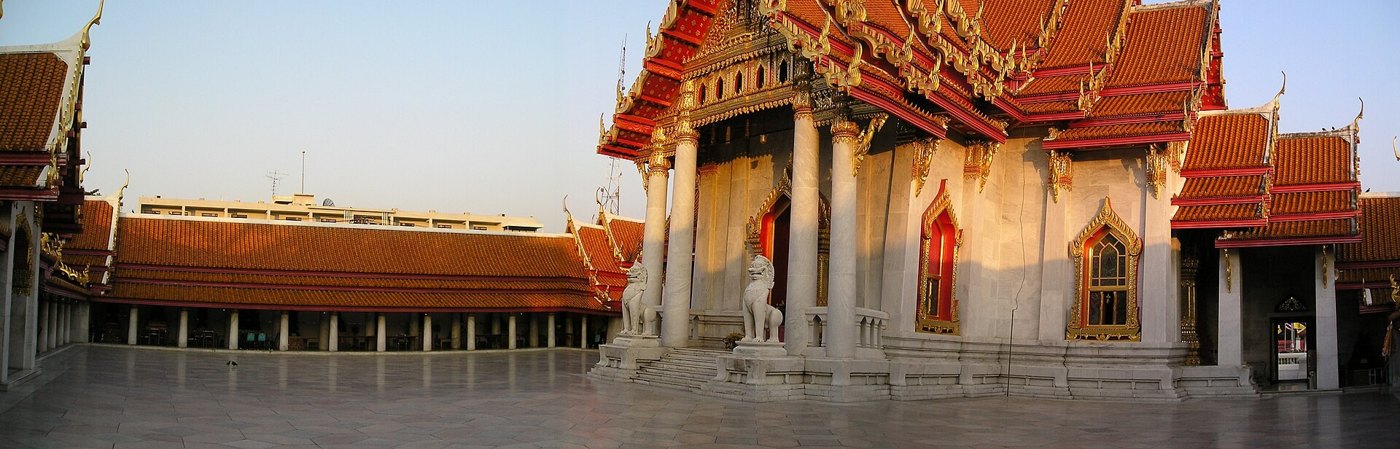 วัดเบญจมบพิตร: หลังคาลดหลายช่วงตลอดแนวอาคาร