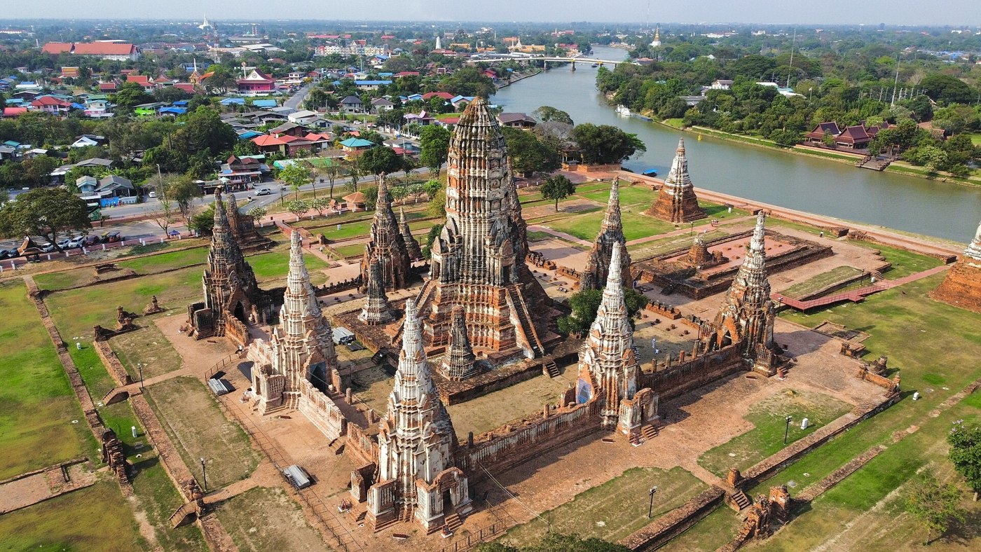 วัดไชยวัฒนาราม (อยุธยา) มุมสูง: ผังปรางค์ประธานล้อมด้วยปรางค์ทิศและระเบียง แบบผังจักรวาล
