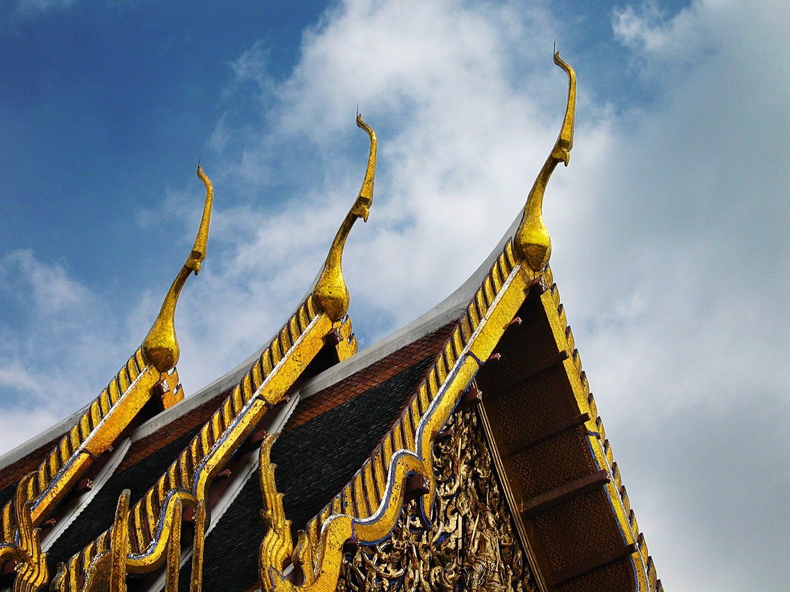 พระอุโบสถวัดพระแก้ว: ช่อฟ้าและใบระกาของจั่วซ้อน
