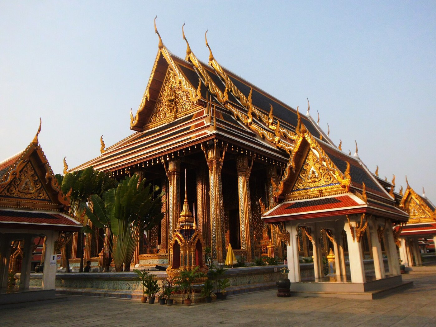 พระอุโบสถวัดพระแก้ว: หลังคาซ้อนและลด มุข ช่อฟ้าทุกจั่ว